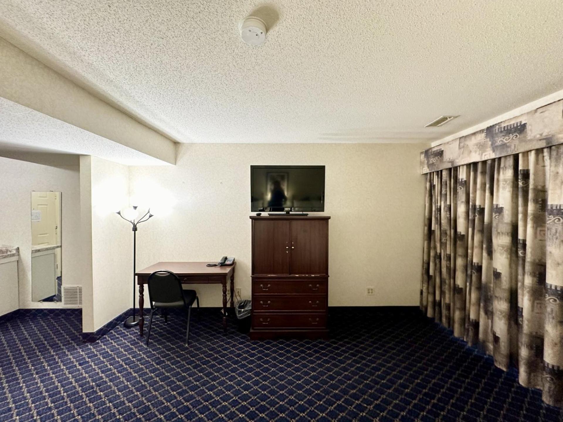 Baldwin Inn And Suites West Springfield Exterior photo