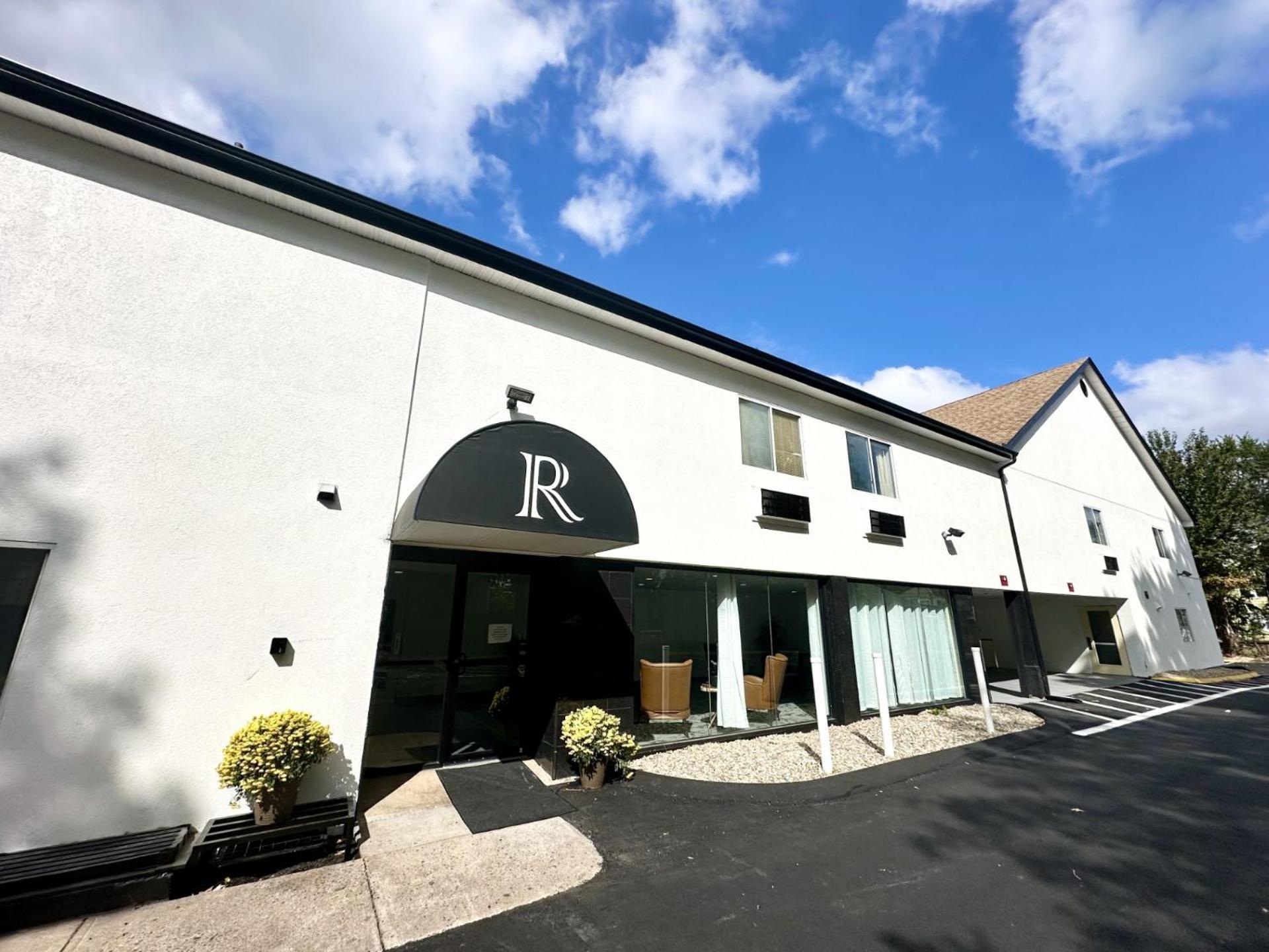 Baldwin Inn And Suites West Springfield Exterior photo